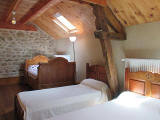 Grande maison en pierres avec jardin clos, proche des stations thermales et des Volcans d'Auvergne - FR-1-489-198 - Marcillat-en-Combraille - 4