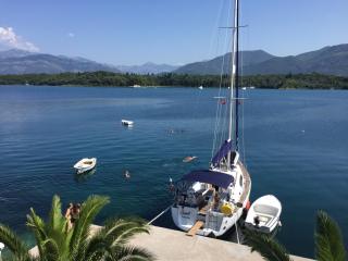 Monténégro, villa dans la baie de Kotor, avec plusieurs appartements tout confort en front de mer! - Radovići - 5