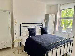 Seaview flat with balcony, spacious 2 bedroom - 9