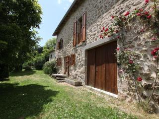 Maison de charme en pierre au bord d’un ruisseau, proche d’un bourg médiéval – Jardin et garage inclus - FR-1-582-151 - 0