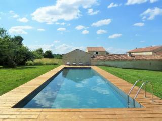 Gîte authentique avec piscine, proche nature et activités, rénové et confortable, jusqu'à 6 pers. - FR-1-426-96 - 1