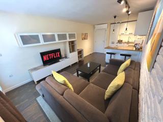 Unique Luxurious Jacuzzi PENTHOUSE DUPLEX in City Center! 2 BATHS! FREE PARKING! - 5