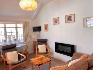 Large property which is all about location, location , location ! Lovely Comfortable 2 bedroom flat which is spacious and one of the best value properties of this size so close to the sea , beaches and restaurants 1 min to the sea ! - Lyme Regis - 9