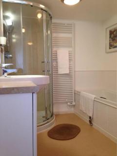 Large property which is all about location, location , location ! Lovely Comfortable 2 bedroom flat which is spacious and one of the best value properties of this size so close to the sea , beaches and restaurants 1 min to the sea ! - 2