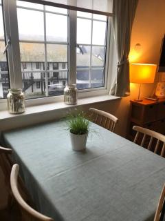Large property which is all about location, location , location ! Lovely Comfortable 2 bedroom flat which is spacious and one of the best value properties of this size so close to the sea , beaches and restaurants 1 min to the sea ! - Lyme Regis - 6
