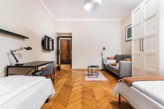 Spacious Apartment Around The Food Market - 5' to the Market Square - by Upstairs - Krakow - 3