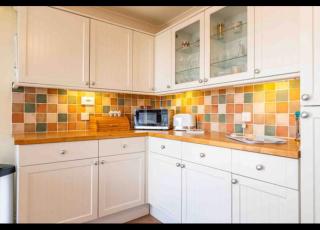 Fantastic spacious house with beautiful panoramic views of the bay Only a few minutes walk from beach harbour and restaurants This house has 3 bedrooms 3 bathrooms and 2 lovely sitting rooms - 1