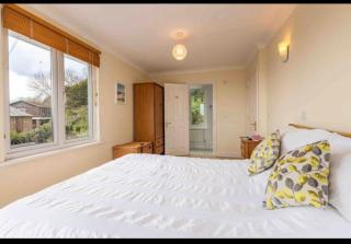 Fantastic spacious house with beautiful panoramic views of the bay Only a few minutes walk from beach harbour and restaurants This house has 3 bedrooms 3 bathrooms and 2 lovely sitting rooms - Lyme Regis - 2