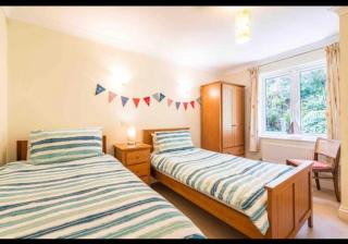 Fantastic spacious house with beautiful panoramic views of the bay Only a few minutes walk from beach harbour and restaurants This house has 3 bedrooms 3 bathrooms and 2 lovely sitting rooms - 4