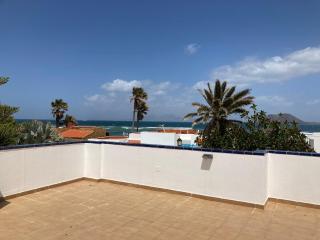 Beach house with the heated pool next to Rocky Point - Corralejo - 8