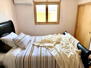 Cheerful, sun-kissed room with workstation - Revere - 9