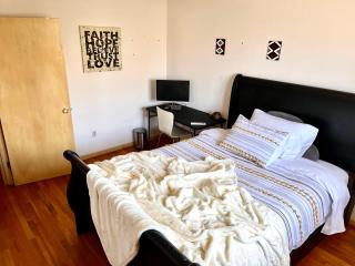 Cheerful, sun-kissed room with workstation - Revere - 0
