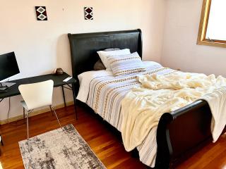Cheerful, sun-kissed room with workstation - Revere - 8
