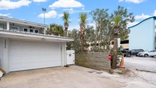 Pet friendly townhome with Gulf Views and Hot tub RIGHT across from beach and Schooners - Panama City Beach - 7