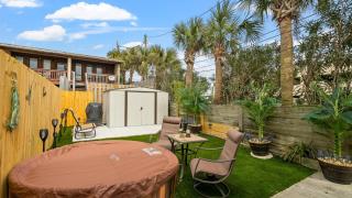 Pet friendly townhome with Gulf Views and Hot tub RIGHT across from beach and Schooners - Panama City Beach - 6