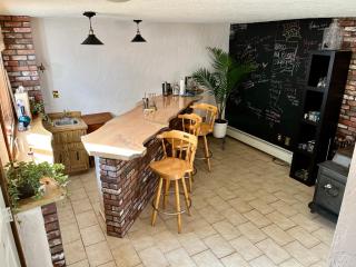 Cheerful, sun-kissed room with workstation - Revere - 1