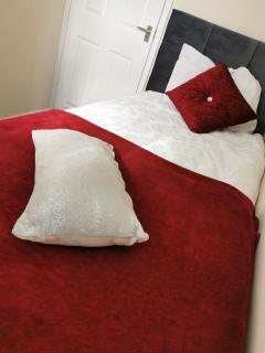 Goldthorn Wolverhampton sleeps 5 long term comfortably and families - 9