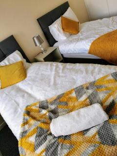 Goldthorn Wolverhampton sleeps 5 long term comfortably and families - 0