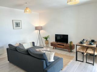 2 Bedroom Serviced Apartment with Free Parking, Wifi & Netflix, Basingstoke - Basingstoke - 0