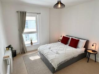 2 Bedroom Serviced Apartment with Free Parking, Wifi & Netflix, Basingstoke - Basingstoke - 9