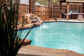 Pool house with hot tub and cinema - 9