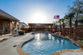 Pool house with hot tub and cinema - 4