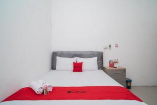 RedDoorz near RS Mitra Keluarga Waru - 6
