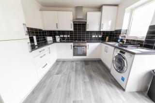 Contractor-Ready House - Bright, Spacious, and Free WiFi Included! - Luton - 7