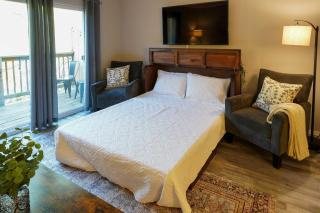 Modern Condo with Deck about 7 Mi To Branson Landing! - 1