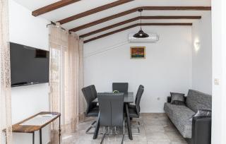 2 Bedroom Gorgeous Apartment In Sevid - 7