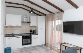 2 Bedroom Gorgeous Apartment In Sevid - 5
