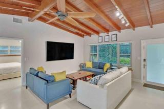 Rare Hidden Getaway Heated Pool 1.5 acres! Sleeps 16 - Fort Lauderdale - 8
