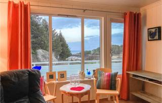 Cozy Home In Harøy With House Sea View - Steinshamn - 7