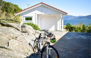 5 Bedroom Beach Front Home In Lavik - Lavik - 4