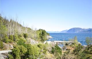 5 Bedroom Beach Front Home In Lavik - Lavik - 2