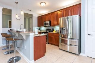 Beautiful Condo w Private Balcony Near Universal - 9