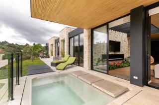 Villa al lado de la represa de Guatapé con jacuzzi y cancha de tennis privada - 8