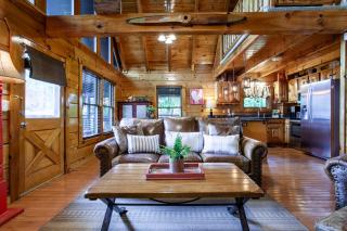 Bear Hugs - Hot Tub, 2 Fire Pits, and Fireplace - Pigeon Forge - 3