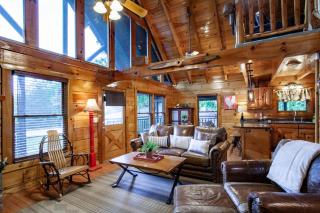Bear Hugs - Hot Tub, 2 Fire Pits, and Fireplace - Pigeon Forge - 2