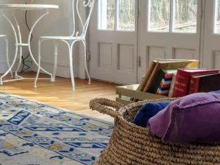 Retraite Paisible au Cœur de la Forêt de Rambouillet avec Étang Privé et Charme Authentique - FR-1-527-8 - 2