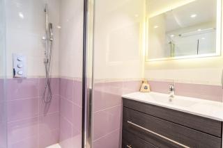 Cannes Close Centre 2 BR 2 bath mezzanine & balconies Exceptional Rating Ideal Families Easy parking by Olam Properties - 1