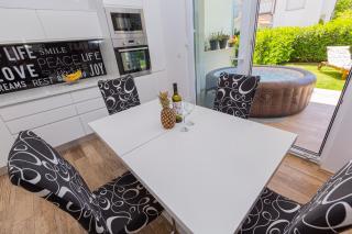 Large luxury beach appartment with hot tube - Podstrana - 4