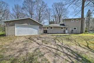 Family Retreat Near Beach on Lake Charlevoix - 0