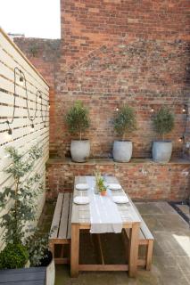 The Courtyard by Chateau Anna, Central York - Free parking - York - 9