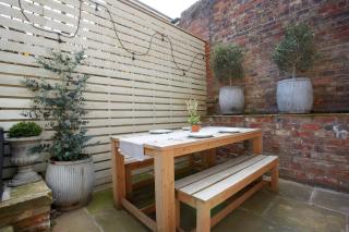 The Courtyard by Chateau Anna, Central York - Free parking - York - 1