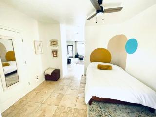 Pet Friendly! Private retreat in Nob Hill - Albuquerque - 2