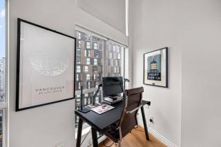 Beautiful Downtown Loft with full kitchen - Vancouver - 3