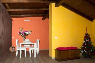 VILLA IL CICLAMINO PRIVATE POOL IN-GROUND FOR EXCLUSIVE USE - 70m2 house & 300m2 outdoor, child & pet friendly, 10 minutes drive to Montebello Station connecting to Rome centre in 20 minutes, 3 minutes drive to supermarket -4 language warm guest care - Riano - 5