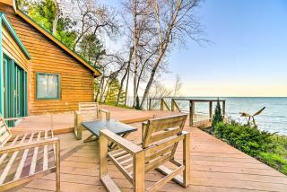 Lakefront Applegate Retreat with Private Beach! - - 0