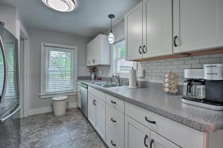 Benton Harbor Gracie Cottage with Hot Tub and Yard! - Benton Harbor - 1